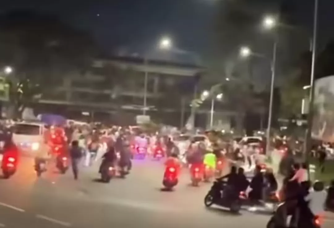 Polisi menghalau massa di depan Mapolres Bekasi Kota saat mereka melakukan serangan dan pembakaran. (Foto: Instagram @fakta.indo)