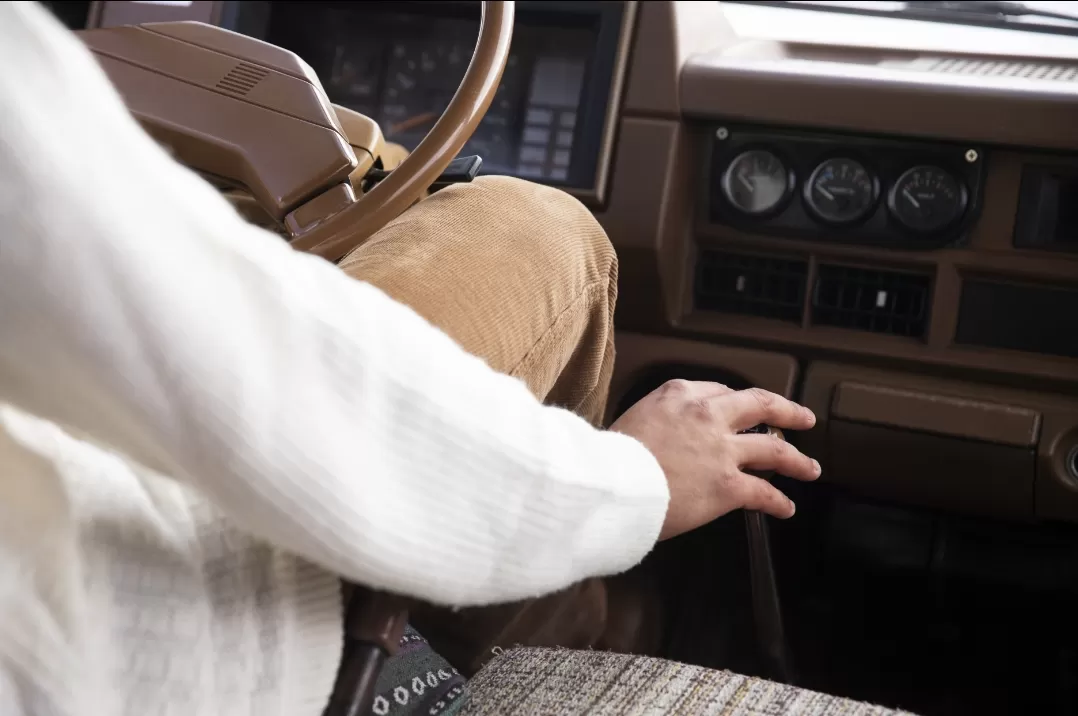 Ilustrasi. Menguasai teknik pengereman mobil penting untuk keselamatan, kenyamanan, dan menjaga komponen tetap awet. (Foto: Freepik)