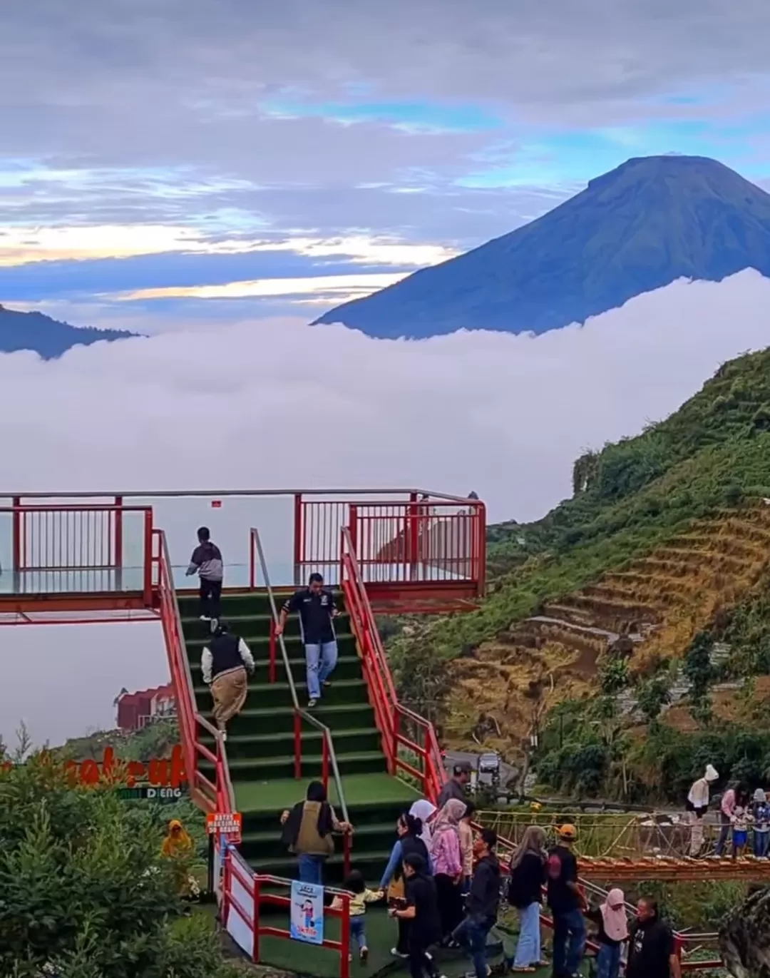Watu Angkruk, destinasi hits Dieng dengan sunrise terbaik, jembatan kaca, dan panorama alam indah lainnya. (Foto: Instagram @watu_angkruk_official)