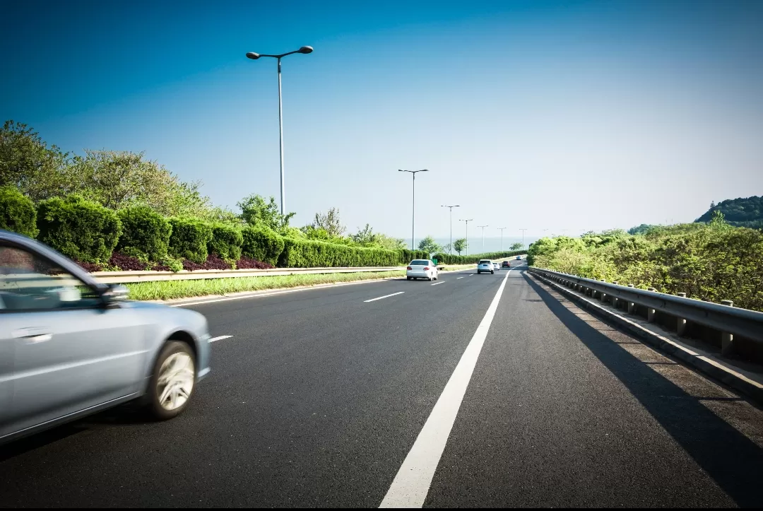 Ilustrasi. Menyalip mobil yang aman dan benar penting untuk menjaga kenyamanan serta keselamatan berkendara. (Foto: Freepik)