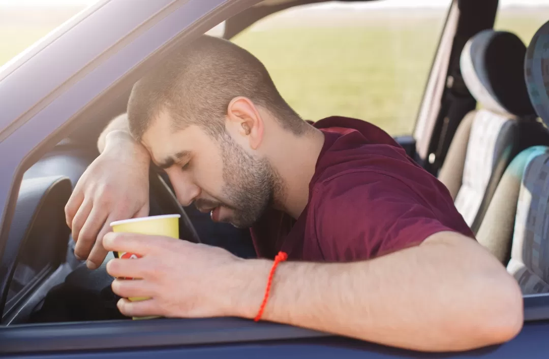 Ilustrasi. Highway hypnosis berbahaya bagi pengemudi. Ketahui tanda, penyebab, dan langkah pencegahan agar tetap aman. (Foto: Freepik)