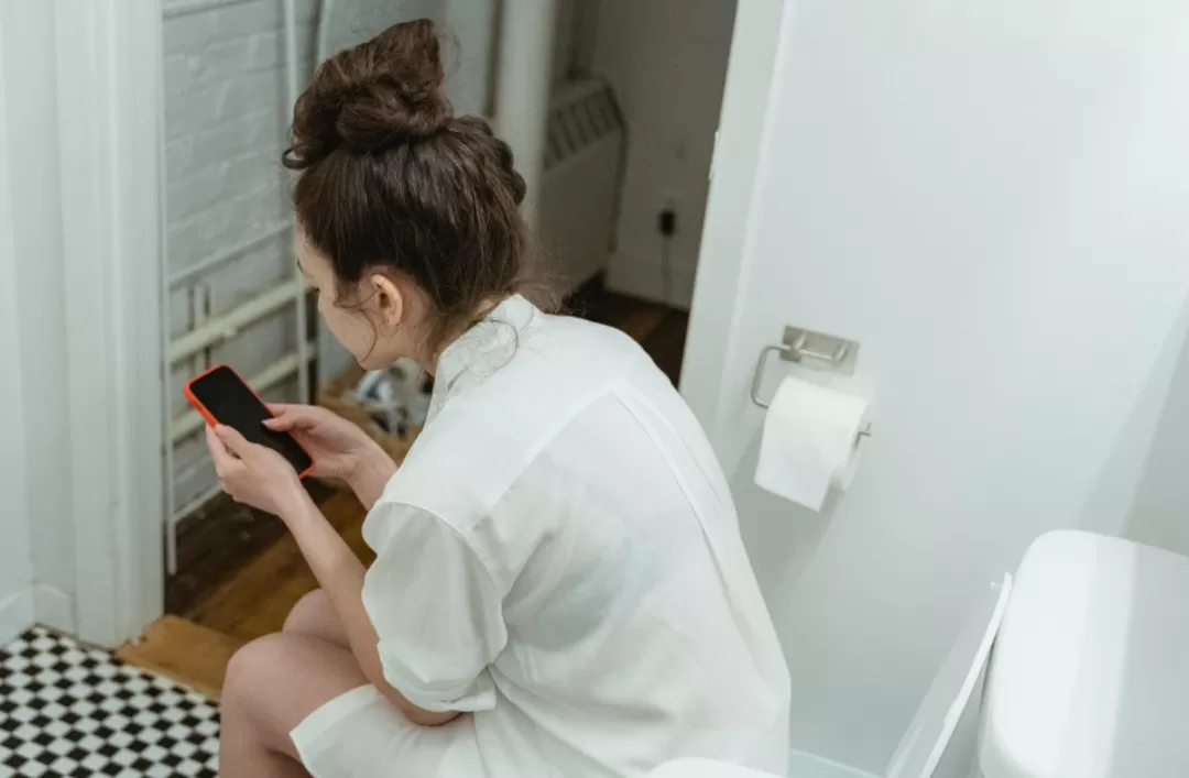 Main ponsel di toilet bikin duduk lama, menambah tekanan, dan meningkatkan risiko ambeien hingga 50 persen. (Foto: Pexels)