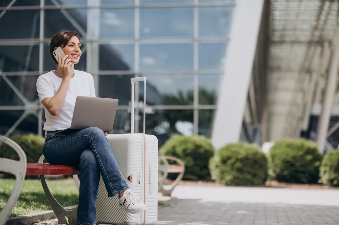 Ilustrasi. Digital nomad jadi tren Gen Z, kerja fleksibel, traveling, dan hidup penuh pengalaman baru. (Foto: Freepik)