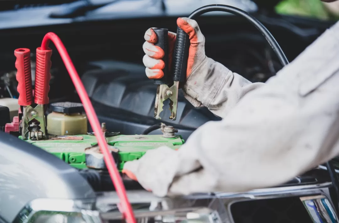 Ilustrasi. Cara memperbaiki aki basah tidak menyimpan daya, plus penyebab kerusakan dan tips perawatan sederhana. (Foto: Freepik)