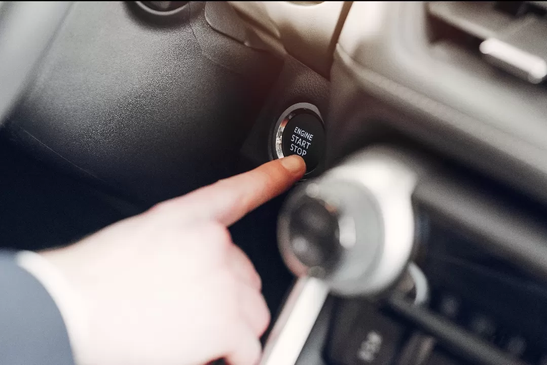 Ilustrasi. Fitur Start Stop Engine hadirkan kemudahan, keamanan ekstra, dan efisiensi bahan bakar bagi pengendara. (Foto: Freepik)