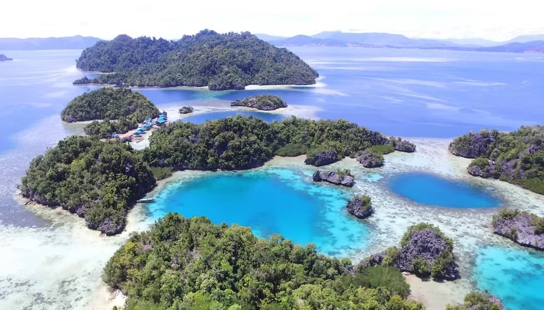 Pulau Sombori disebut Raja Ampat Mini, dengan laut toska, karst megah, serta budaya maritim Suku Bajo. (Foto: Instagram @sombori_official)
