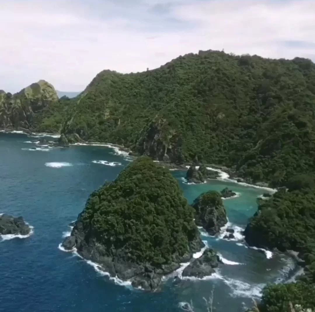 Pantai Orong Bukal menyuguhkan keindahan alami, laut jernih, dan suasana tenang khas Lombok Barat. (Foto: Instagram @pokdarwis_desa_blongas)
