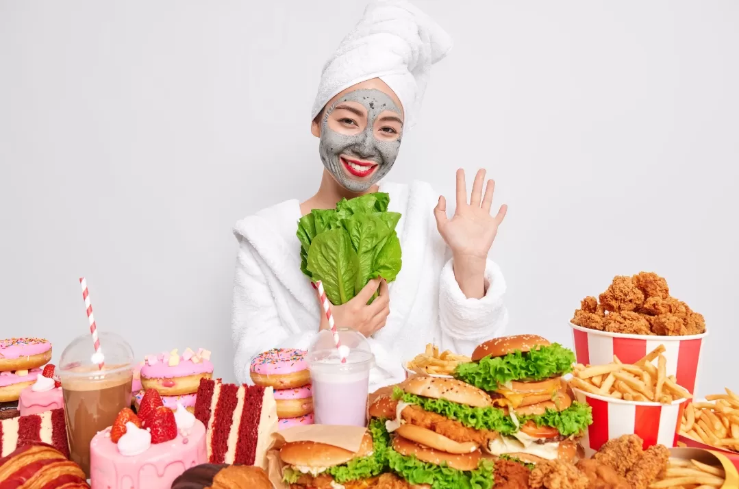 Ilustrasi. Belajar food freedom, makan dengan sadar, berdamai dengan tubuh, dan bebas dari tekanan budaya diet ketat. (Foto: Freepik)