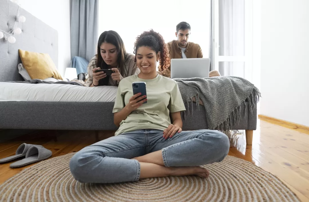 Ilustrasi. Teknologi dan budaya digital membentuk cara Gen Z menjaga kedekatan maupun jarak dengan keluarga. (Foto: Freepik)