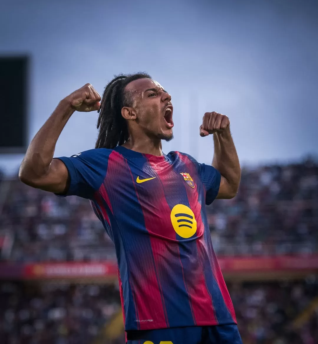 Jules Kounde rayakan gol sundulan indah yang samakan kedudukan. (Foto: Instagram @fcbarcelona)