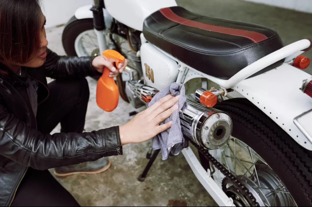 Ilustrasi. Simak cara praktis menjaga body motor tetap mengkilap, aman dari debu, kotoran, dan sinar matahari. (Foto: Freepik)