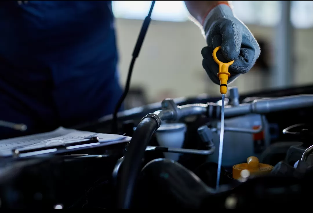 Ilustrasi. Oli, ban, rem, dan filter udara wajib dicek rutin demi menjaga performa mobil. (Foto: Freepik)