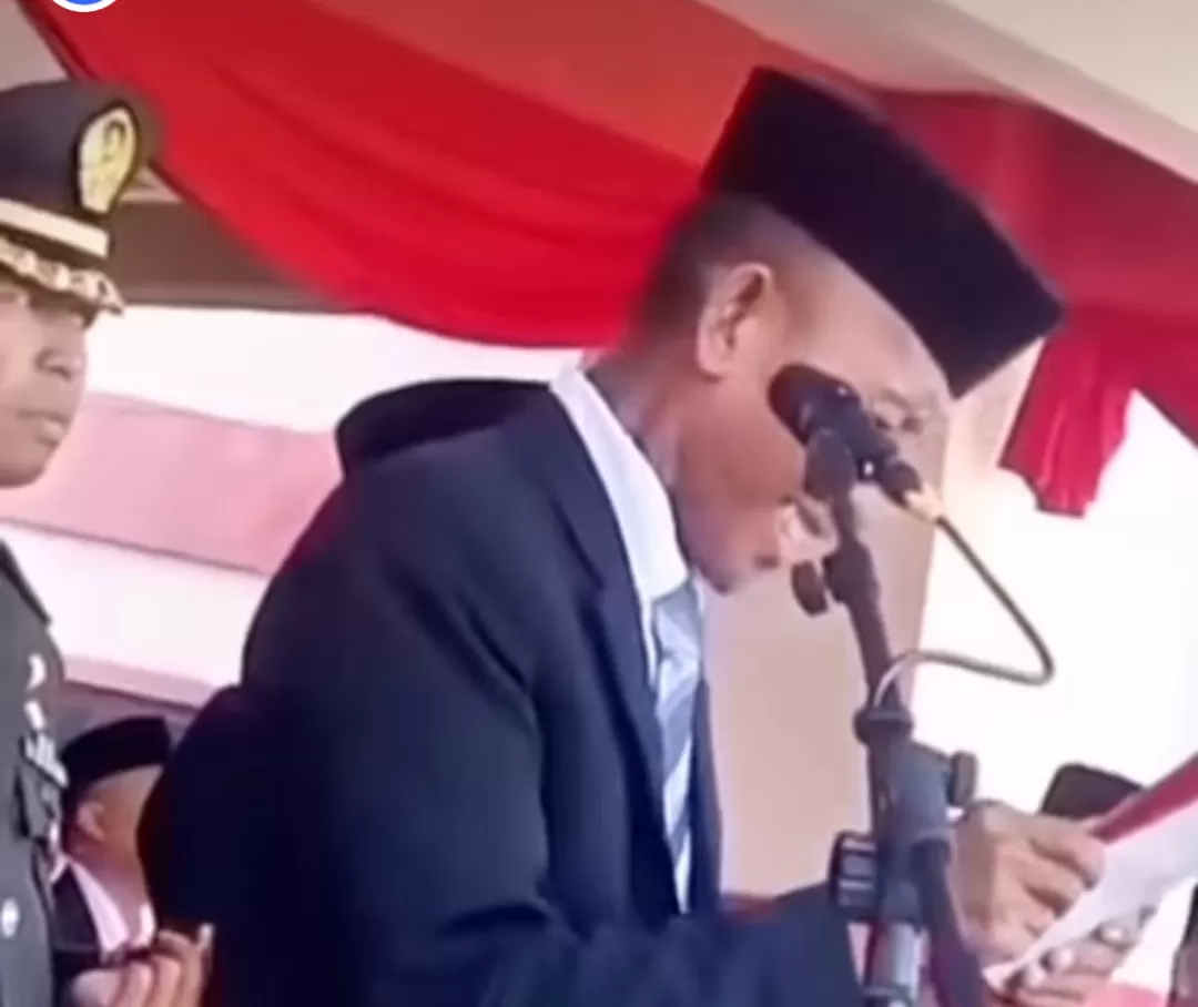 Pejabat DPRD Pasangkayu viral usai salah baca UUD 1945 sambil cengengesan. (Foto: Instagram @fakta.indo)