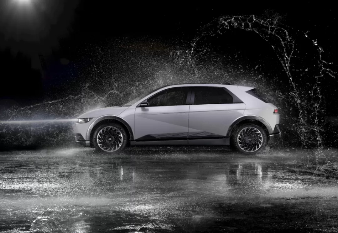 Ilustrasi. Saat musim hujan tiba, ikuti tips aman berkendara mobil listrik agar tetap nyaman dan selamat. (Foto: Pexels)