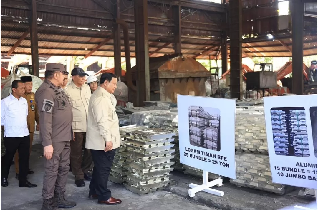 Presiden meninjau area penyitaan smelter ilegal di Bangka Belitung bersama aparat dan pejabat terkait. (Foto: Instagram @prabowo)