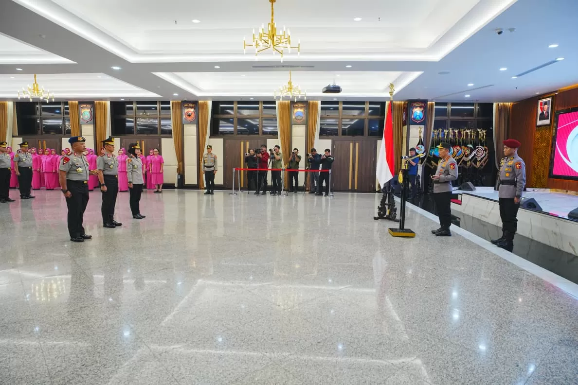 Sebanyak 27 perwira tinggi Polri naik pangkat, empat jadi Komjen, delapan Irjen, dan lima belas resmi menyandang Brigjen. (Foto: TBN Polri)