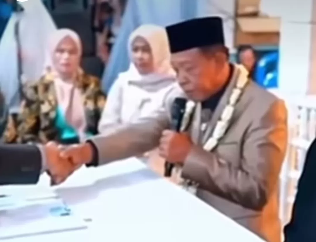 Kakek 74 tahun kabur usai pernikahan, mahar cek Rp3 miliar yang dijanjikan ternyata palsu. (Foto: Instagram @fakta.indo)