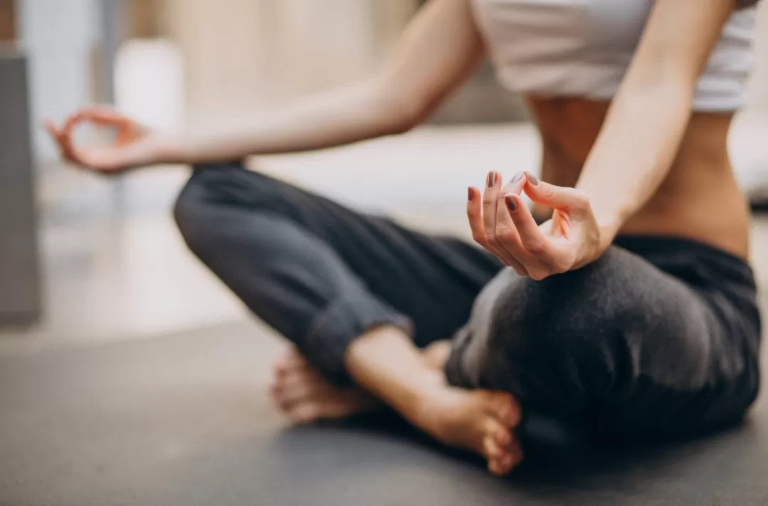 Ilustrasi. Manfaat yoga ringan membantu tubuh lebih bugar, pikiran tenang, dan meningkatkan konsentrasi serta kualitas hidup sehari-hari. (Foto: Freepik)