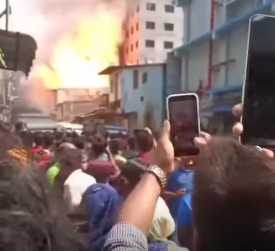 Kebakaran pabrik garmen di Dhaka tewaskan 16 orang, penyebab diduga ledakan bahan kimia. (Foto: Instagram @amarbanglaremati)
