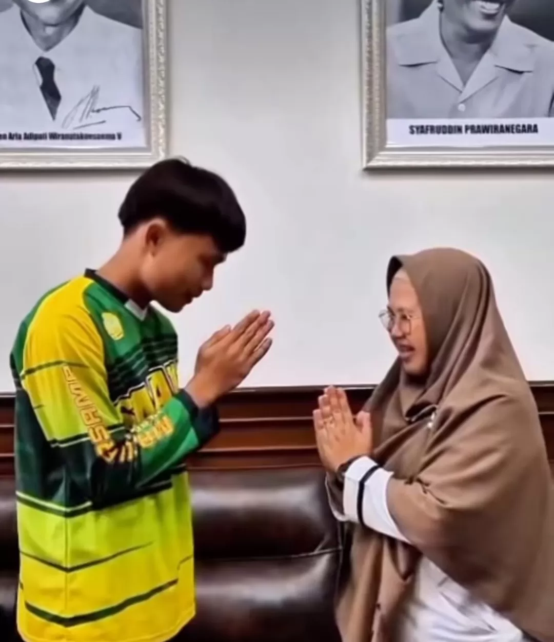 Siswa SMAN 1 Cimarga saat meminta maaf kepada kepala sekolah. (Foto: Instagram @fakta.indo)