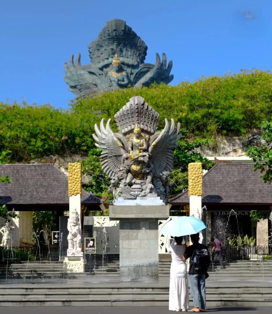 GWK Bali menyuguhkan patung megah Dewa Wisnu serta pertunjukan seni dan panorama menawan. (Foto: Instagram @gwkbali)