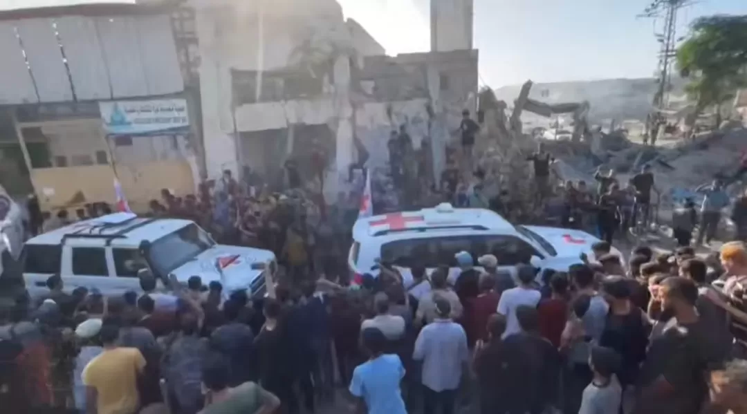 Momen pembebasan batch pertama tahanan pendudukan dan penyerahan mereka ke Palang Merah. (Foto: Instagram @eye.on.palestine)