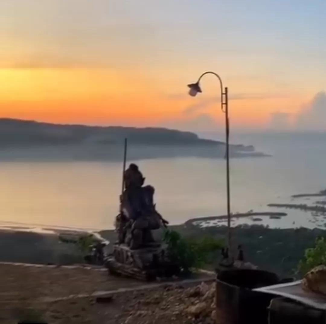 Nikmati sunset dan panorama unik di Sentono Gentong, bukit eksotis dengan nilai sejarah di Pacitan. (Foto: Instagram @sentono.gentong)