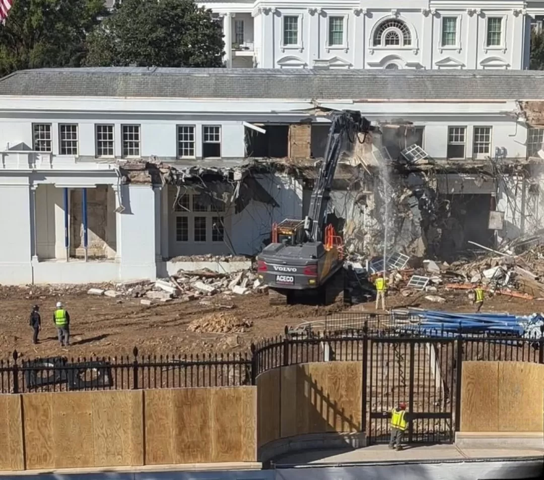 Trump bongkar Sayap Timur Gedung Putih demi ballroom baru, langkahnya picu kecaman luas. (Foto: Instagram @somepoliticaldude)