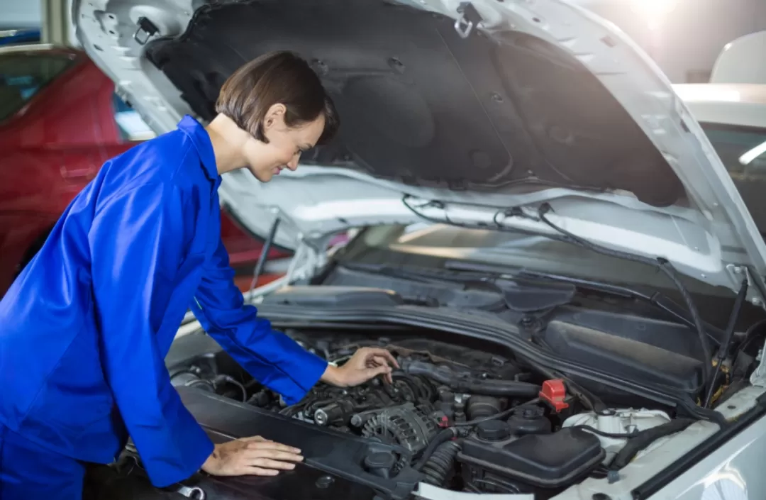 Ilustrasi. Lima cara sederhana bersihkan kerak mesin mobil agar tetap bersih, bertenaga, dan tahan lama. (Foto: Freepik)