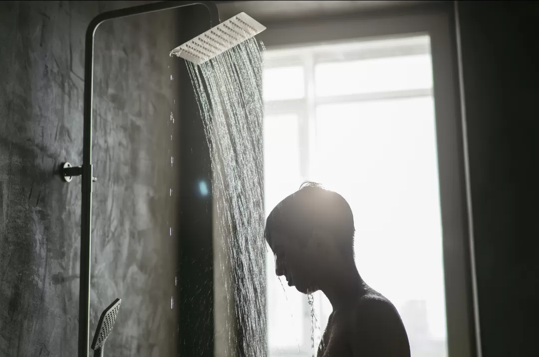 Ilustrasi. Mandi berlebihan dapat merusak skin barrier, membuat kulit kering, kehilangan minyak alami, dan mudah iritasi. (Foto: Freepik)