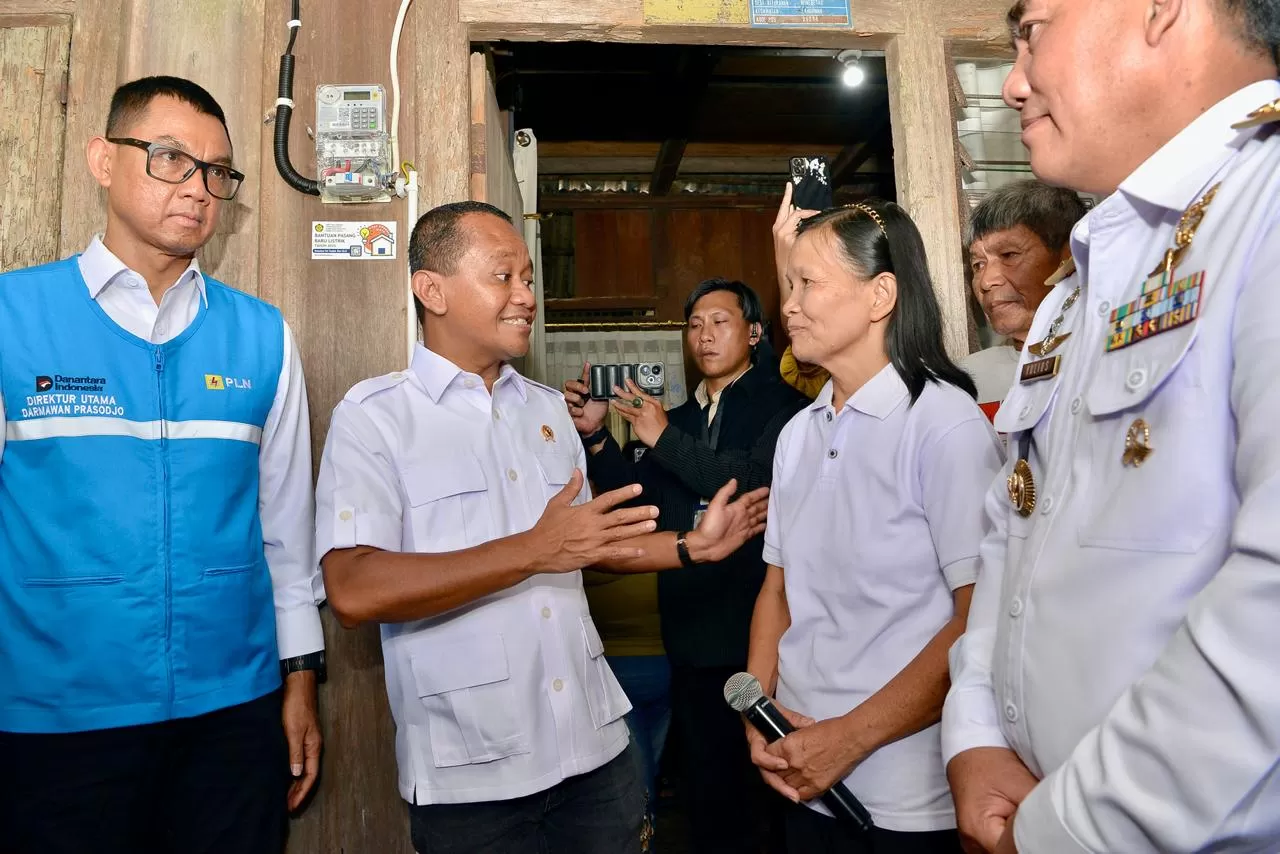 Menteri ESDM Bahlil Lahadalia meresmikan tiga Proyek Strategis Merdeka dari Kegelapan. (Foto: Dok. ESDM)