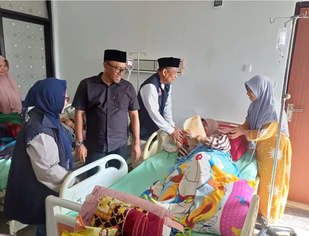 Kemensos beri santunan dan pendampingan bagi korban insiden robohnya atap pesantren Situbondo. (Foto: kemensos.go.id)