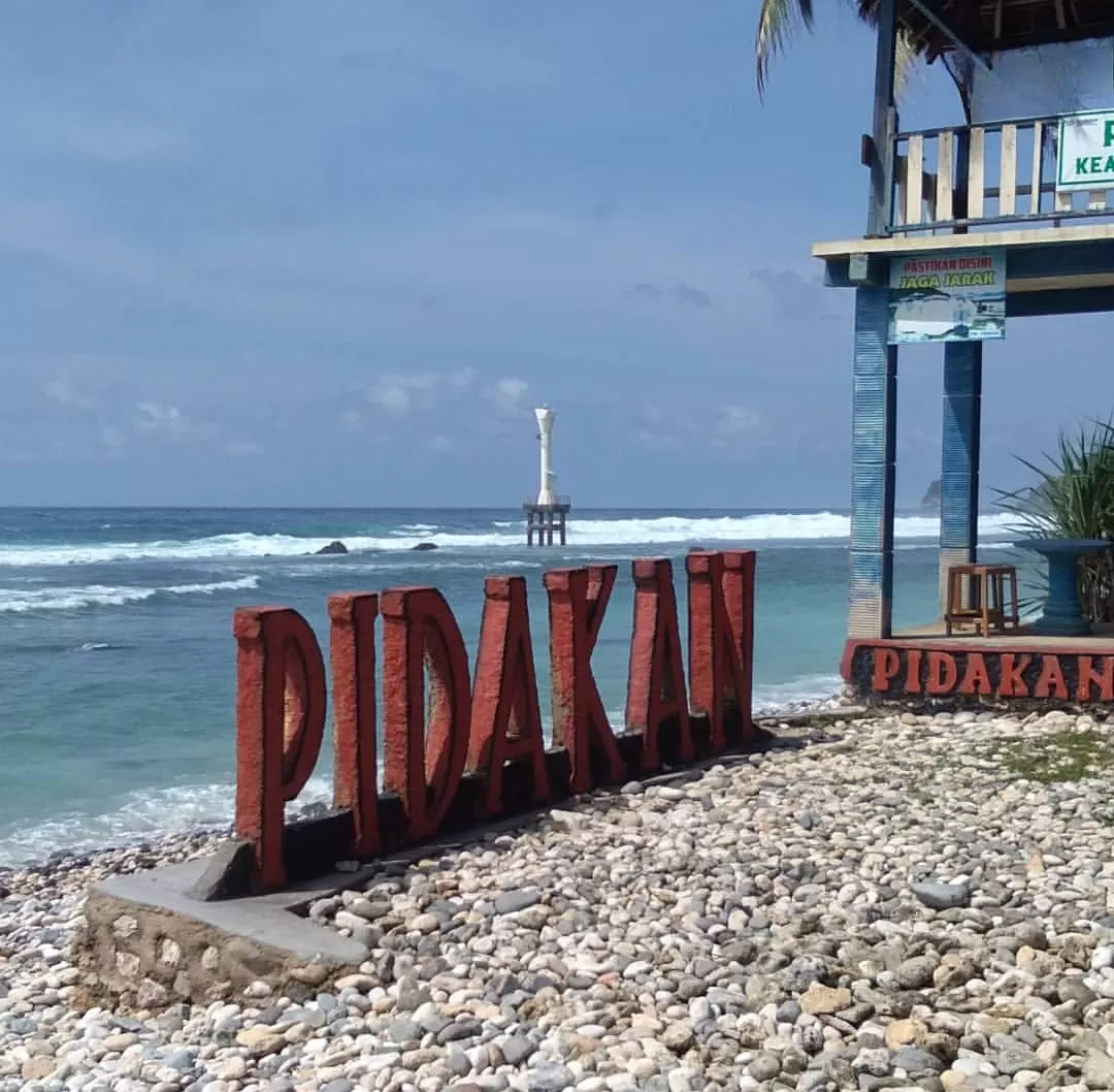 Pantai Pidakan, surga tersembunyi Pacitan dengan pasir putih dan laut biru yang menenangkan. (Foto: Instagram @pantaipidakanpacitan)