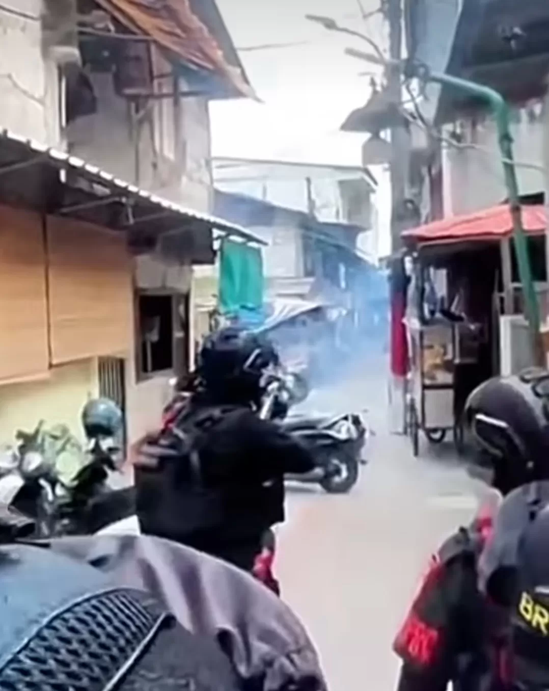 Petugas BNN dan Polri menyisir indekos di Kampung Bahari saat operasi penggerebekan narkoba berlangsung. (Foto: Instagram @fakta.indo)