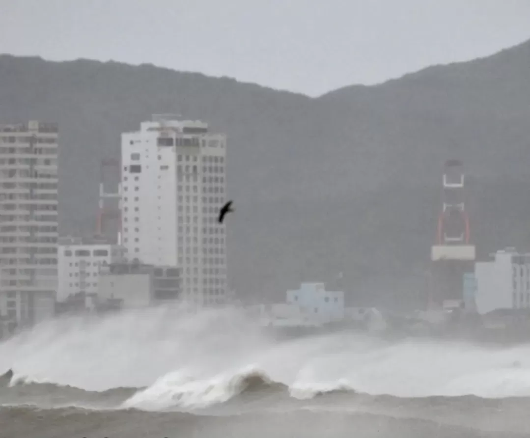 Topan Kalmaegi hantam Vietnam, tewaskan ratusan di Filipina dan sebabkan banjir serta kerusakan luas. (Foto: Instagram @thewitness_kzn)