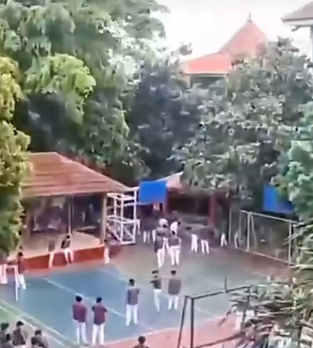 Ledakan bom rakitan siswa korban bullying guncang SMAN 72 Jakarta saat salat Jumat berlangsung. (Foto: Instagram @fakta.indo)