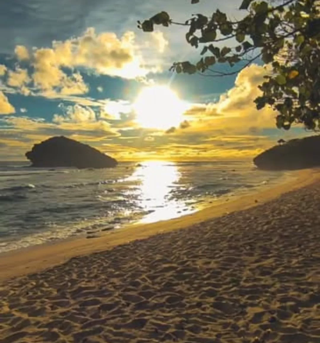 Langit jingga memantul di laut Watukarung, menghadirkan suasana sunset yang tenang dan menawan. (Foto: Instagram @pantaiwatukarung.official)