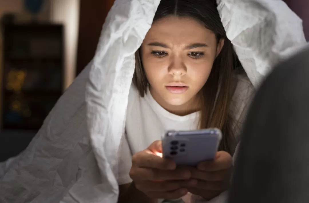 Ilustrasi. Simak dampak FOMO di era media sosial serta cara sederhana agar Gen Z tetap tenang tanpa takut ketinggalan tren. (Foto: Freepik)