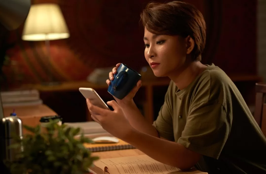 Ilustrasi. Gen Z lebih memilih berita singkat dan visual di media sosial dibanding media tradisional. (Foto: Freepik)