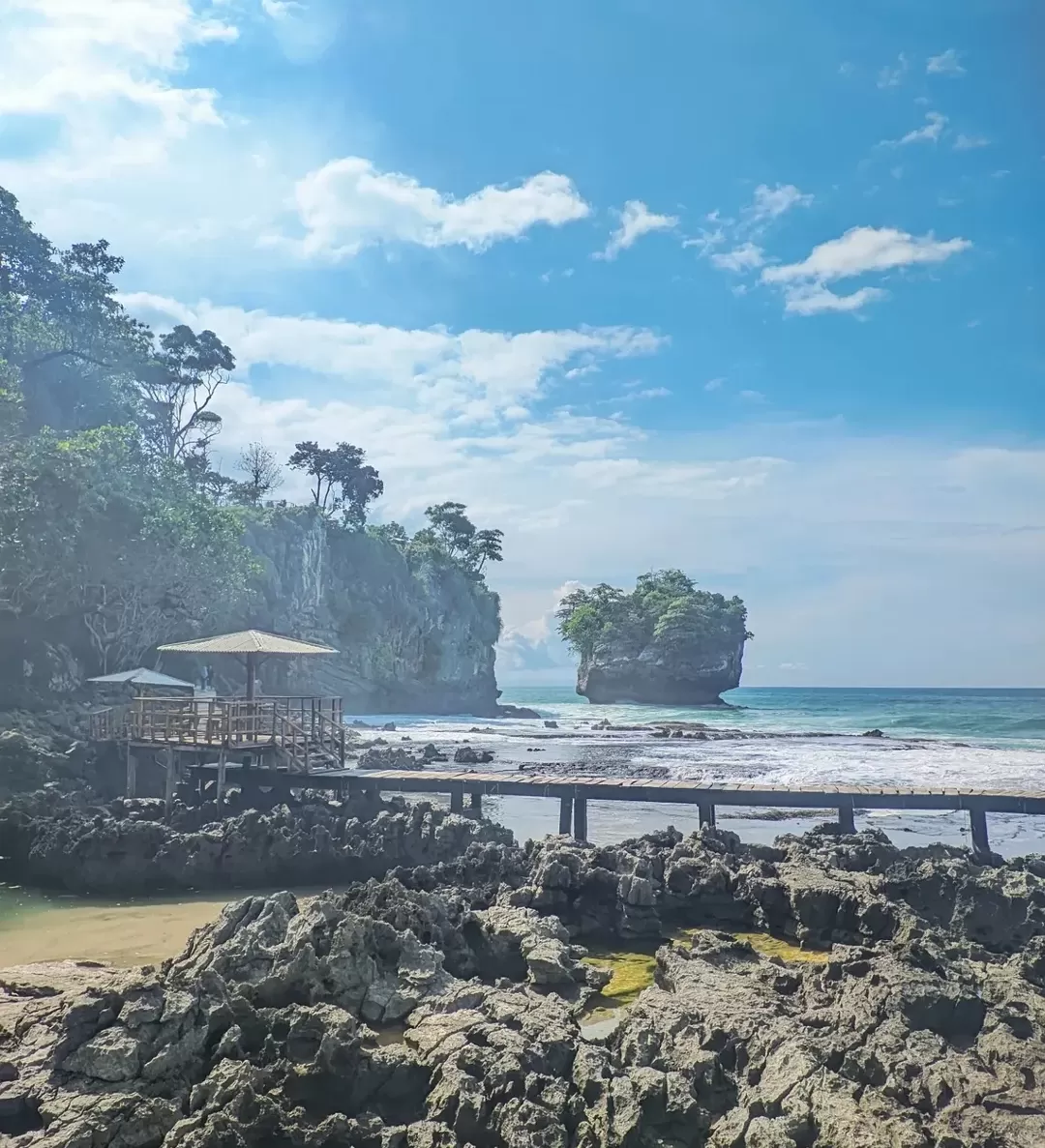 Pantai Sawarna menyuguhkan panorama alami menenangkan, pasir putih bersih, dan tebing karst megah. (Foto: Instagram @pantaisawarna.id)