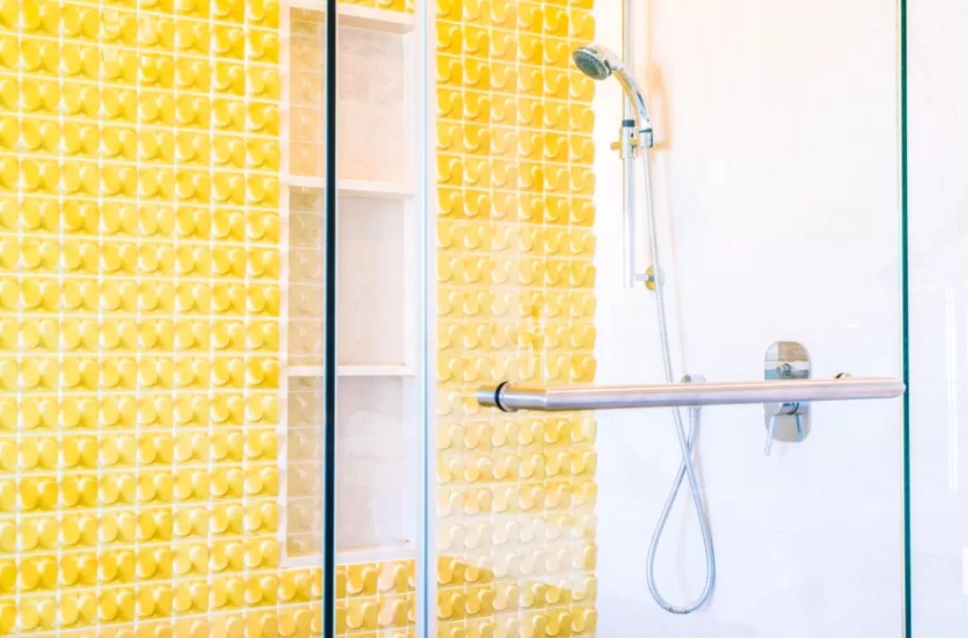 Ilustrasi. Banyak orang ragu mandi setelah begadang karena menyangka ada efek samping yang buruk. (Foto: Freepik)