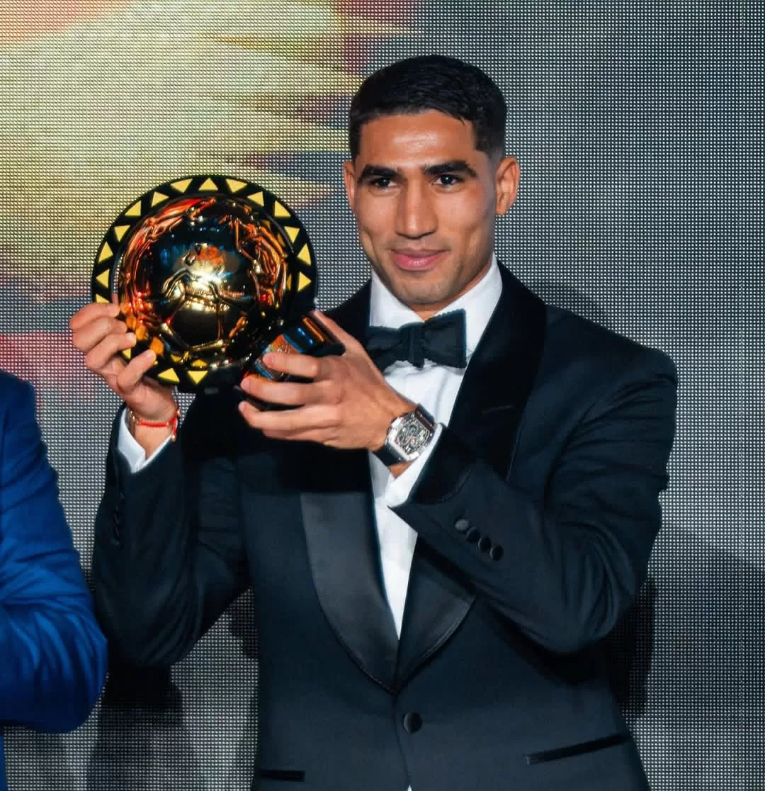 Achraf Hakimi mengangkat trofi Pemain Terbaik Afrika 2025. (Foto: Instagram @achrafhakimi)