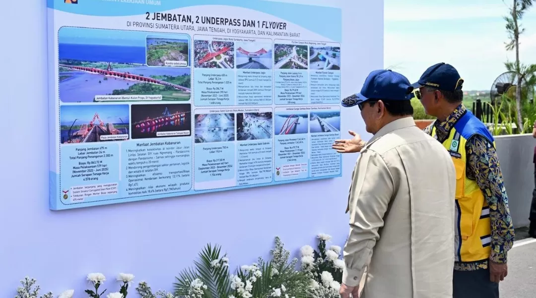 Presiden Prabowo meninjau panel sebelum meresmikan Jembatan Kabanaran dan empat infrastruktur lainnya di Bantul. (Foto: BPMI Setpres Cahyo)