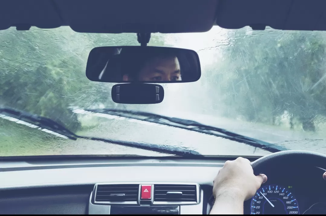 Ilustrasi. Tips aman berkendara saat hujan dengan kecepatan tepat. (Foto: Freepik)