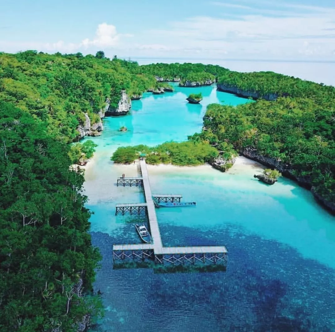 Pulau Bair menghadirkan keindahan mirip Raja Ampat dengan laguna super jernih, tebing karst, dan ketenangan alami. (Foto: Instagram @167_pulaubairkpkuntirta2018)