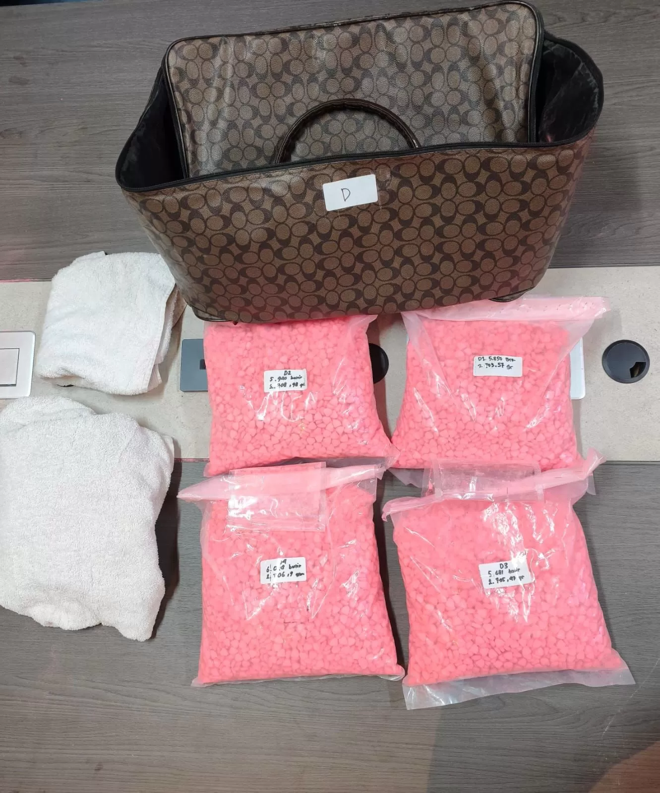 Sebagian barang bukti pil ekstasi yang diamankan polisi usai kecelakaan di Tol Bakauheni Terbanggi Besar, Lampung. (Foto: TBNews)