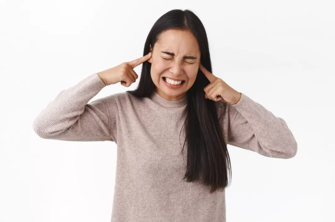 Ilustrasi. Sensasi ganjalan di telinga bisa dipicu tekanan, infeksi, atau cairan. Pelajari penyebab dan solusinya. (Foto: Freepik)