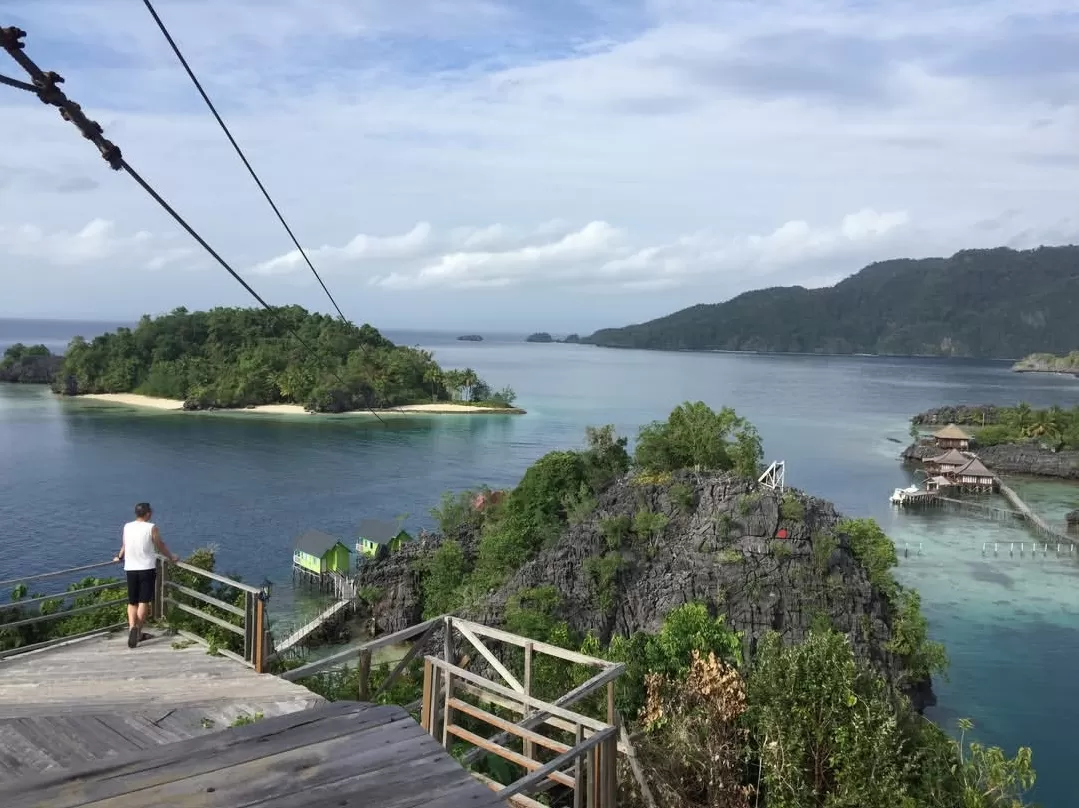 Labengki menghadirkan keindahan laut jernih dan panorama alami yang memukau sebagai surga tersembunyi Sulawesi. (Foto: Instagram @labengki_nirwana_resort)