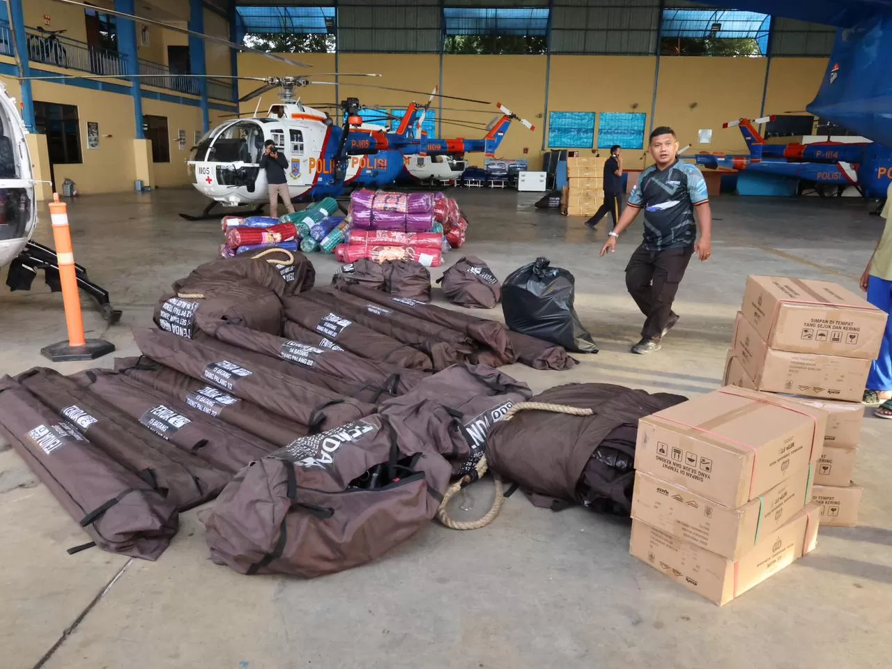 Polri memberangkatkan dua pesawat CN dan Fokker, membawa berbagai jenis bantuan untuk masyarakat terdampak bencana. (Foto: TBN Polri)