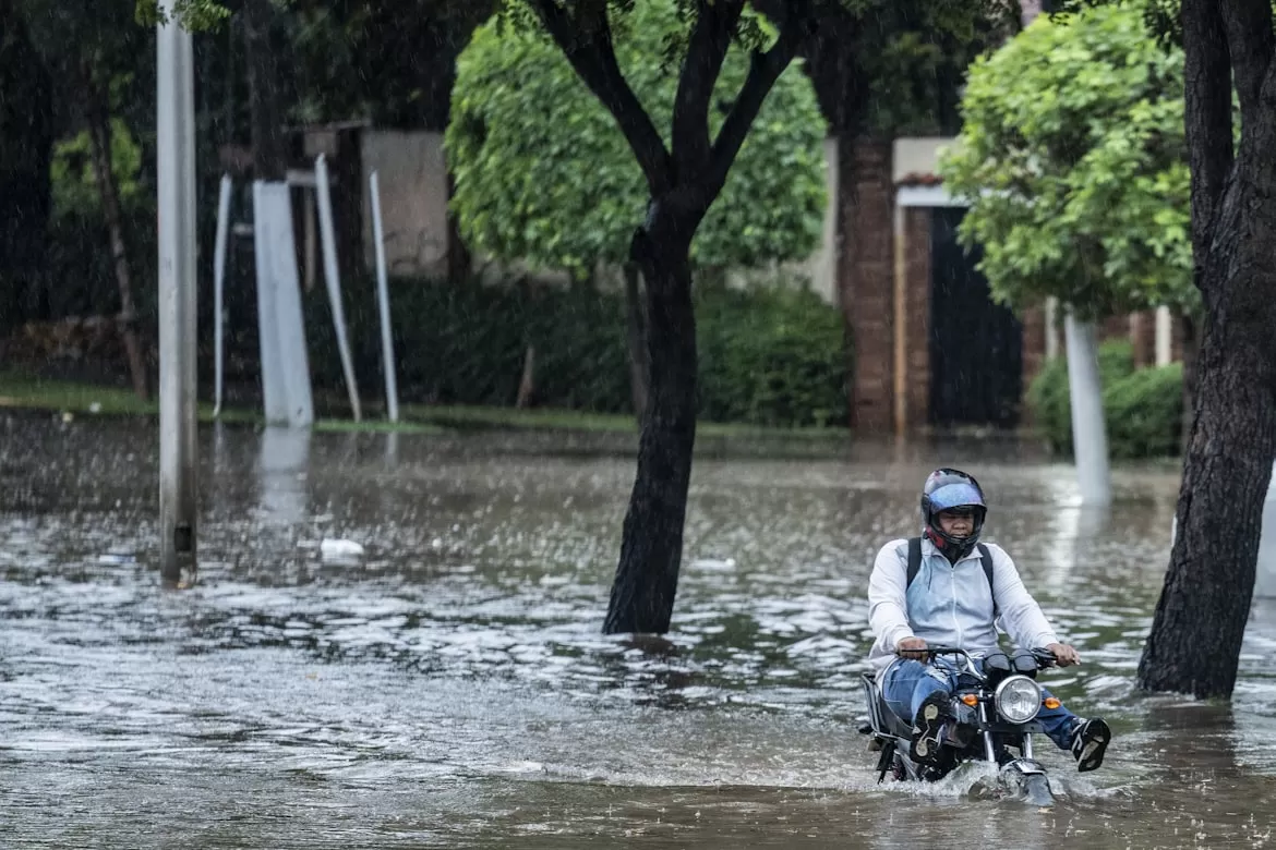 Inilah langkah penting merawat motor yang pernah terendam banjir. (Foto: Unsplash)